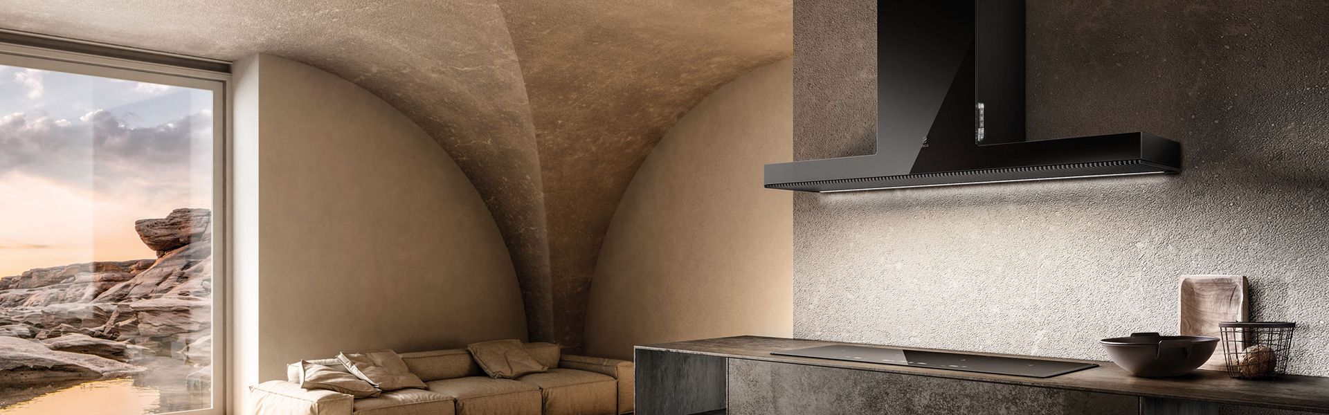 Modernes Wohnzimmer mit gewölbter Decke, großem Fenster mit Felsblick, Sofa und offener Küche mit schwarzer Dunstabzugshaube.